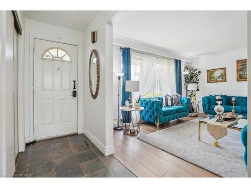 2078 Mountain Grove Avenue, Burlington, ON - Indoor Photo Showing Living Room