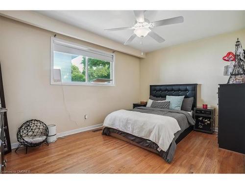 2078 Mountain Grove Avenue, Burlington, ON - Indoor Photo Showing Bedroom