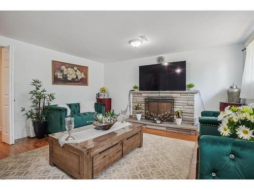 2078 Mountain Grove Avenue, Burlington, ON - Indoor Photo Showing Living Room