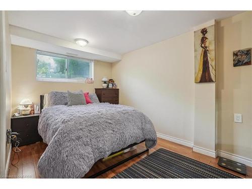 2078 Mountain Grove Avenue, Burlington, ON - Indoor Photo Showing Bedroom