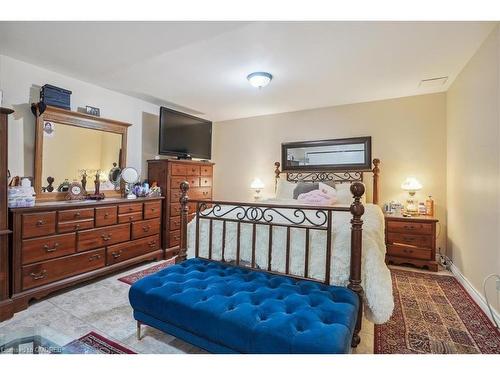 2078 Mountain Grove Avenue, Burlington, ON - Indoor Photo Showing Bedroom