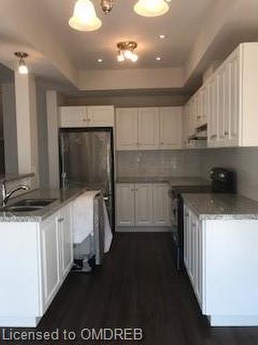 101 Dunrobin Lane, Grimsby, ON - Indoor Photo Showing Kitchen With Double Sink