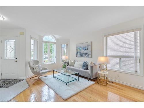 21 Logan Court, Barrie, ON - Indoor Photo Showing Living Room