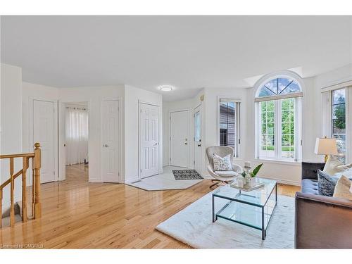 21 Logan Court, Barrie, ON - Indoor Photo Showing Living Room