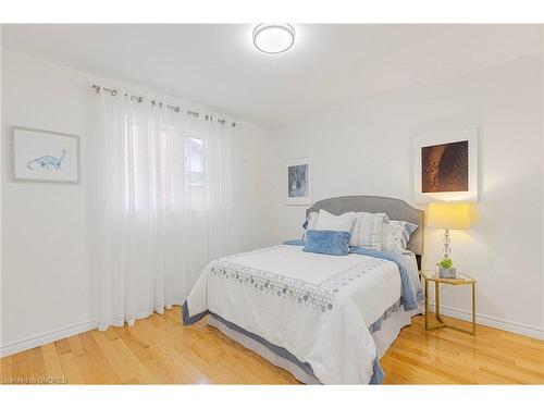 21 Logan Court, Barrie, ON - Indoor Photo Showing Bedroom