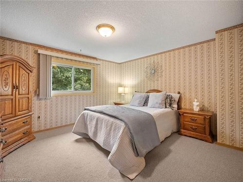 2412 Hemlock Court, Burlington, ON - Indoor Photo Showing Bedroom
