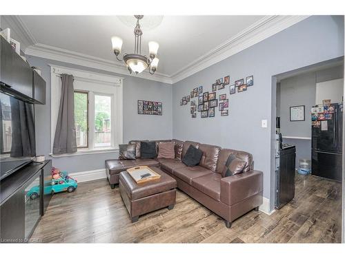 372 Beach Road, Hamilton, ON - Indoor Photo Showing Living Room