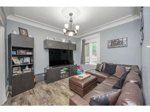 372 Beach Road, Hamilton, ON - Indoor Photo Showing Living Room