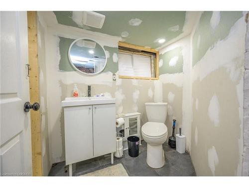 372 Beach Road, Hamilton, ON - Indoor Photo Showing Bathroom