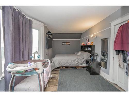 372 Beach Road, Hamilton, ON - Indoor Photo Showing Bedroom