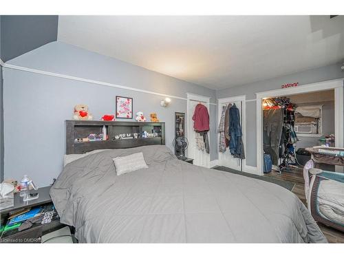 372 Beach Road, Hamilton, ON - Indoor Photo Showing Bedroom