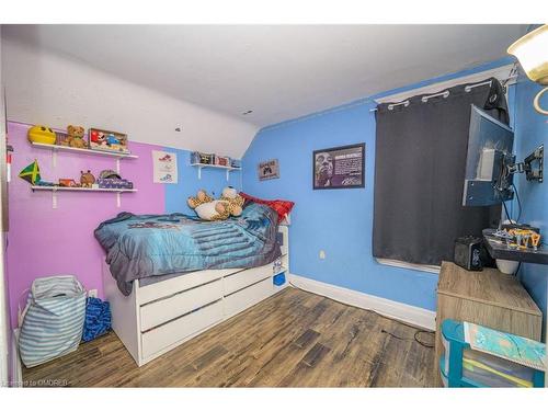 372 Beach Road, Hamilton, ON - Indoor Photo Showing Bedroom