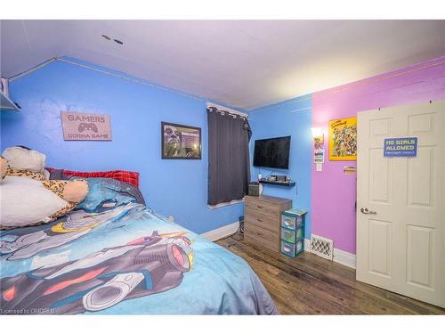 372 Beach Road, Hamilton, ON - Indoor Photo Showing Bedroom