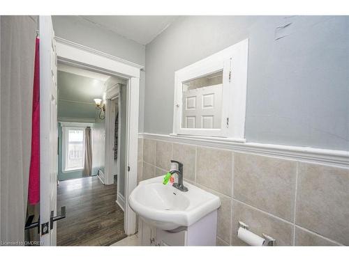 372 Beach Road, Hamilton, ON - Indoor Photo Showing Bathroom