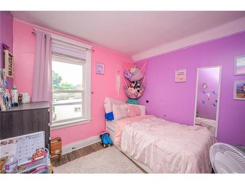 372 Beach Road, Hamilton, ON - Indoor Photo Showing Bedroom