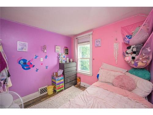 372 Beach Road, Hamilton, ON - Indoor Photo Showing Bedroom