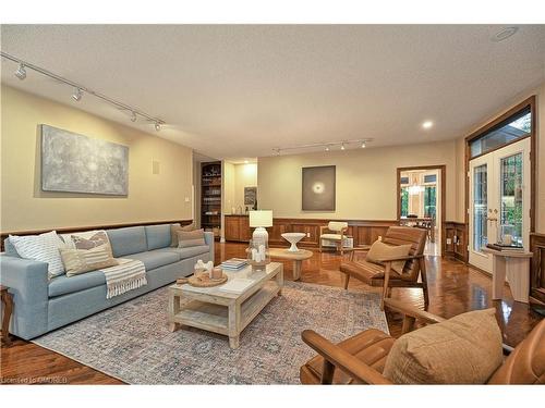 1076 Skyvalley Crescent, Oakville, ON - Indoor Photo Showing Living Room