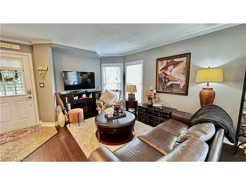 119-1220 Thorpe Road, Burlington, ON - Indoor Photo Showing Living Room