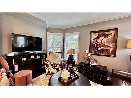 119-1220 Thorpe Road, Burlington, ON - Indoor Photo Showing Living Room