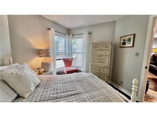 119-1220 Thorpe Road, Burlington, ON - Indoor Photo Showing Bedroom