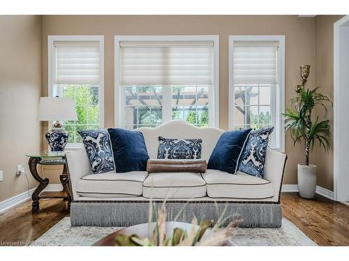 2240 Wuthering Heights Way, Oakville, ON - Indoor Photo Showing Living Room