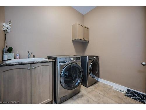 2240 Wuthering Heights Way, Oakville, ON - Indoor Photo Showing Laundry Room