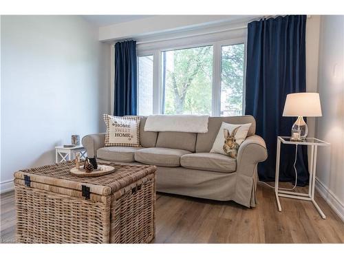 110 Orsett Street, Oakville, ON - Indoor Photo Showing Living Room