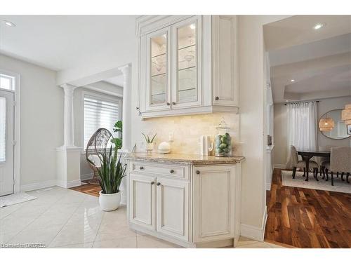 4666 Mcleod Road, Burlington, ON - Indoor Photo Showing Kitchen With Upgraded Kitchen