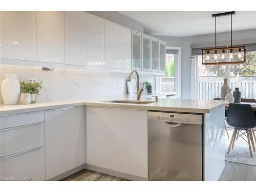 5183 Castlefield Drive, Mississauga, ON - Indoor Photo Showing Kitchen