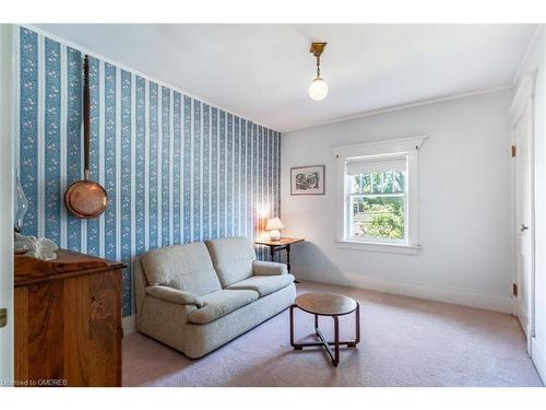 366 Pine Street, Milton, ON - Indoor Photo Showing Living Room
