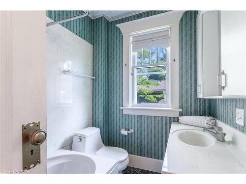 366 Pine Street, Milton, ON - Indoor Photo Showing Bathroom