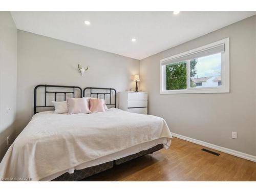 3162 Cantelon Crescent, Mississauga, ON - Indoor Photo Showing Bedroom