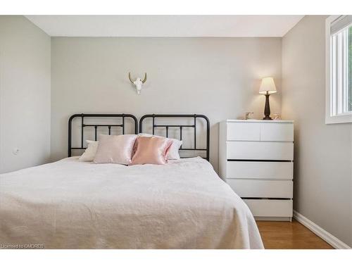 3162 Cantelon Crescent, Mississauga, ON - Indoor Photo Showing Bedroom