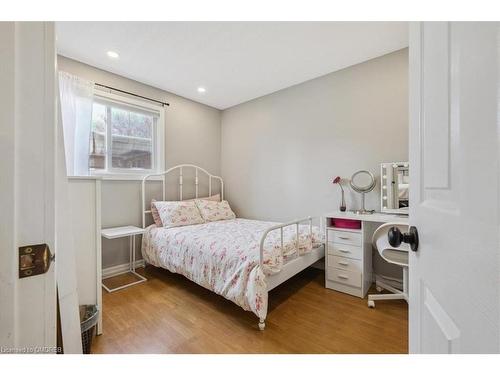 3162 Cantelon Crescent, Mississauga, ON - Indoor Photo Showing Bedroom