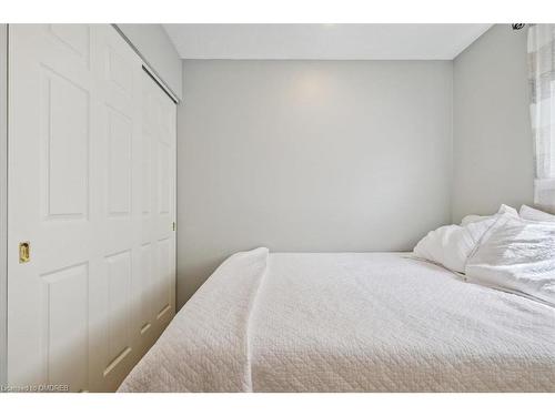 3162 Cantelon Crescent, Mississauga, ON - Indoor Photo Showing Bedroom