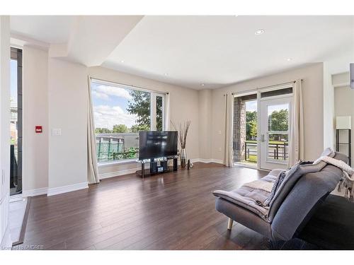 113-2375 Bronte Road, Oakville, ON - Indoor Photo Showing Living Room