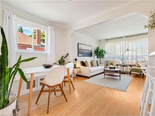 8 Willowhurst Crescent, Toronto, ON - Indoor Photo Showing Living Room