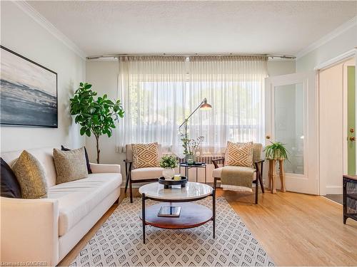 8 Willowhurst Crescent, Toronto, ON - Indoor Photo Showing Living Room