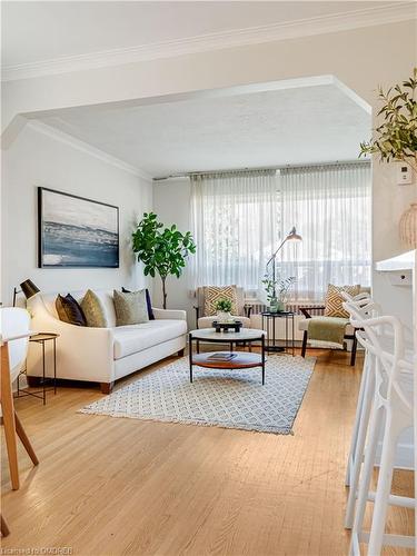 8 Willowhurst Crescent, Toronto, ON - Indoor Photo Showing Living Room