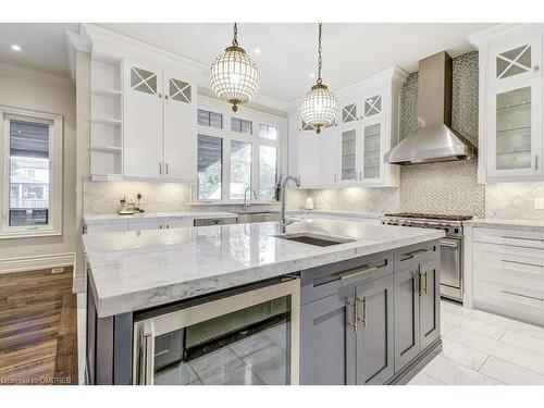 1035 Truman Avenue, Oakville, ON - Indoor Photo Showing Kitchen With Upgraded Kitchen