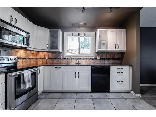 10 Mcmaster Drive, Haldimand, ON - Indoor Photo Showing Kitchen With Double Sink