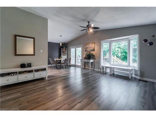 10 Mcmaster Drive, Haldimand, ON - Indoor Photo Showing Living Room