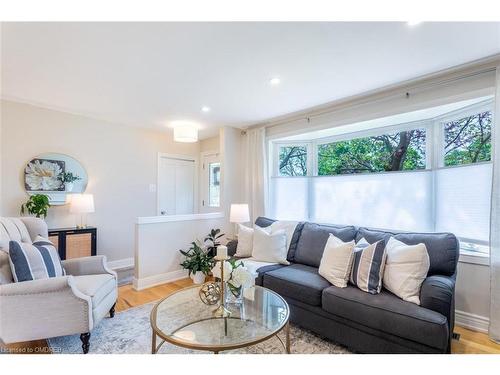 583 Taplow Crescent, Oakville, ON - Indoor Photo Showing Living Room