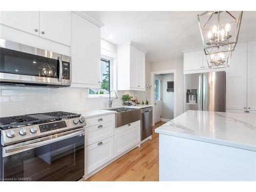 583 Taplow Crescent, Oakville, ON - Indoor Photo Showing Kitchen With Upgraded Kitchen