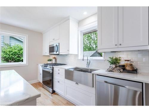 583 Taplow Crescent, Oakville, ON - Indoor Photo Showing Kitchen With Double Sink With Upgraded Kitchen