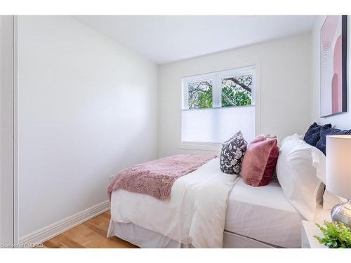 583 Taplow Crescent, Oakville, ON - Indoor Photo Showing Bedroom