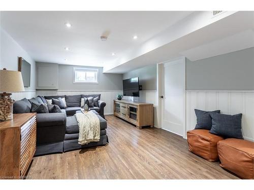 583 Taplow Crescent, Oakville, ON - Indoor Photo Showing Living Room