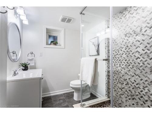 583 Taplow Crescent, Oakville, ON - Indoor Photo Showing Bathroom