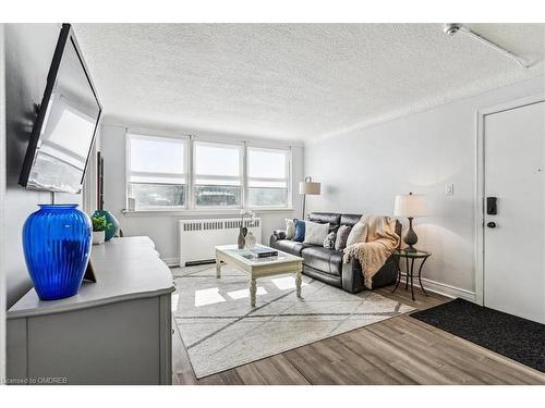 3A-5 East 36Th Street, Hamilton, ON - Indoor Photo Showing Living Room