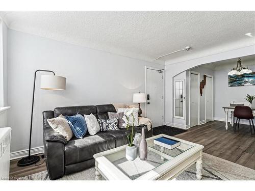 3A-5 East 36Th Street, Hamilton, ON - Indoor Photo Showing Living Room